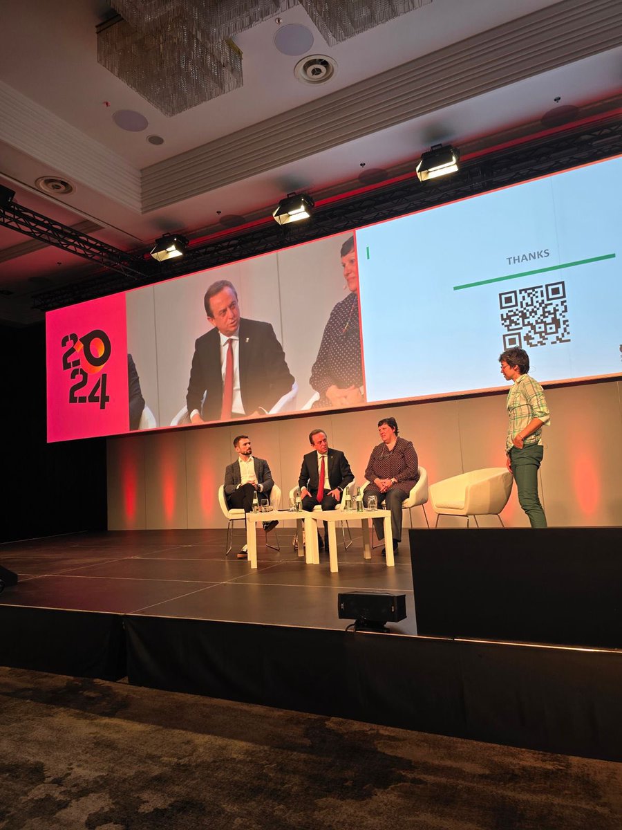 Muhammed__Sahin's tweet photo. 2000 kişinin katıldığı Avrupa’nın en büyük eğitim konferansı OEB’de “Yükseköğretimde Yapay Zeka Entegrasyonu” konusunda panelist olarak konuşma yaptım. Panel moderatörü beni “Dünyanın ilk Flipped Learning Üniversitesi Rektörü” diye tanıttı. Konuşmam ve @MEFuniversitesi ’ndeki yenilikçi uygulamalarımız oldukça ilgi çekti. @OEBconference