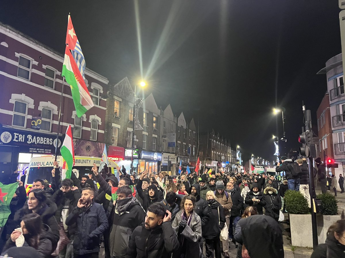 xunavek's tweet photo. 🔥 Still marching, still resisting!
Thousands flood the streets of #Haringey in solidarity with the Kurdish Community Centre and to protest unjust raids and arrests. Together, we demand justice and an end to the targeting of Kurds in the UK.
📢 #JusticeForKurds #KurdsResist https://t.co/RPTg9hEYUE