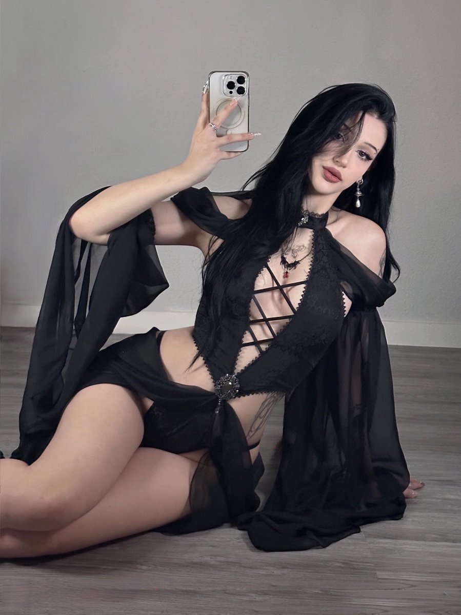 motioncosplays's tweet photo. rate this outfit on me from 1-10 𓍢ִ໋🤍 https://t.co/hgadLkaLPO