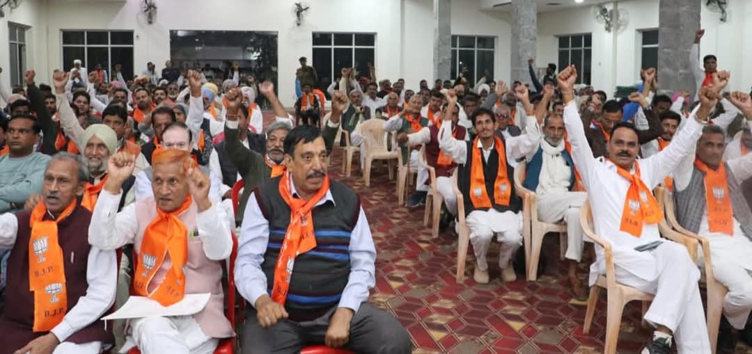 MohanLal_Badoli's tweet photo. सदस्यता अभियान के निमित्त डबवाली विधानसभा में प्रवास के दौरान कार्यकर्ताओं की मीटिंग ली और सदस्तया अभियान की समीक्षा की।

विधानसभाओं में भाजपा सदस्यता अभियान को लेकर कार्यकर्ताओं में उत्साह है।उपस्थित कार्यकर्ता साथियों से दिए गए टारगेट को पूरा करने का आह्वान किया।

मैं प्रदेश के मेरे परिवारजनों से अपील करता हूँ कि https://t.co/J0I6HGiCx3 इस लिंक पर क्लिक करके भाजपा की सदस्यता ग्रहण करें।#BJPSadasyata2024