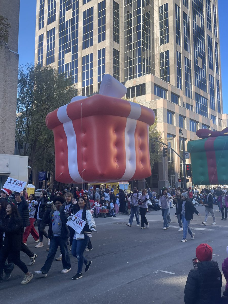 TiffanyYe__'s tweet photo. A balloon as big as our love for Charity Ball 🎁
@EHSCharityBall
#alivewithpurpose #micasatucasa
#housingsolveshomelessness
#ECBthanksgivingchallenge https://t.co/X8C30hGmqp