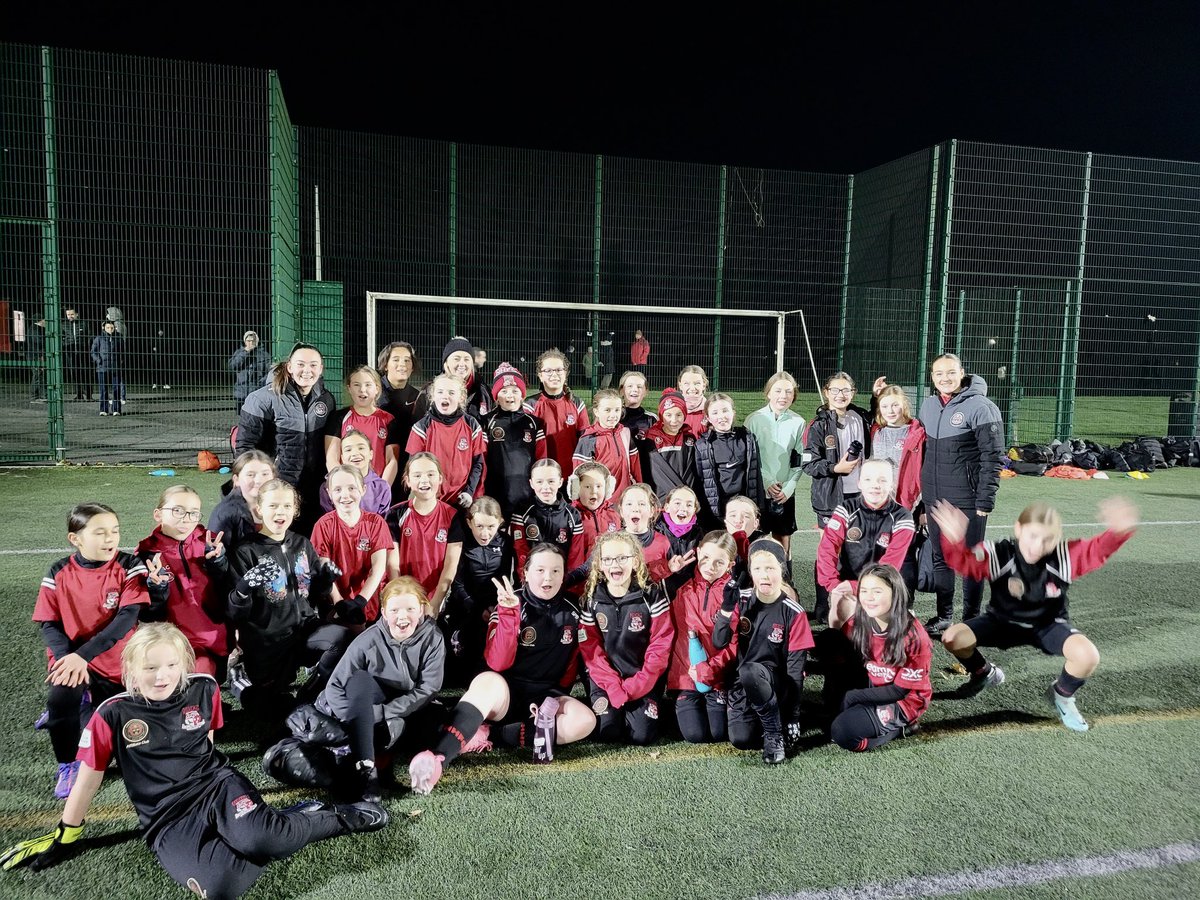 A big thank you to Katie Lovely and Rachael Kelly who paid a visit to our affiliate club Hartstown Huntstown FC during the week for a session with their girls teams 🔴⚫️