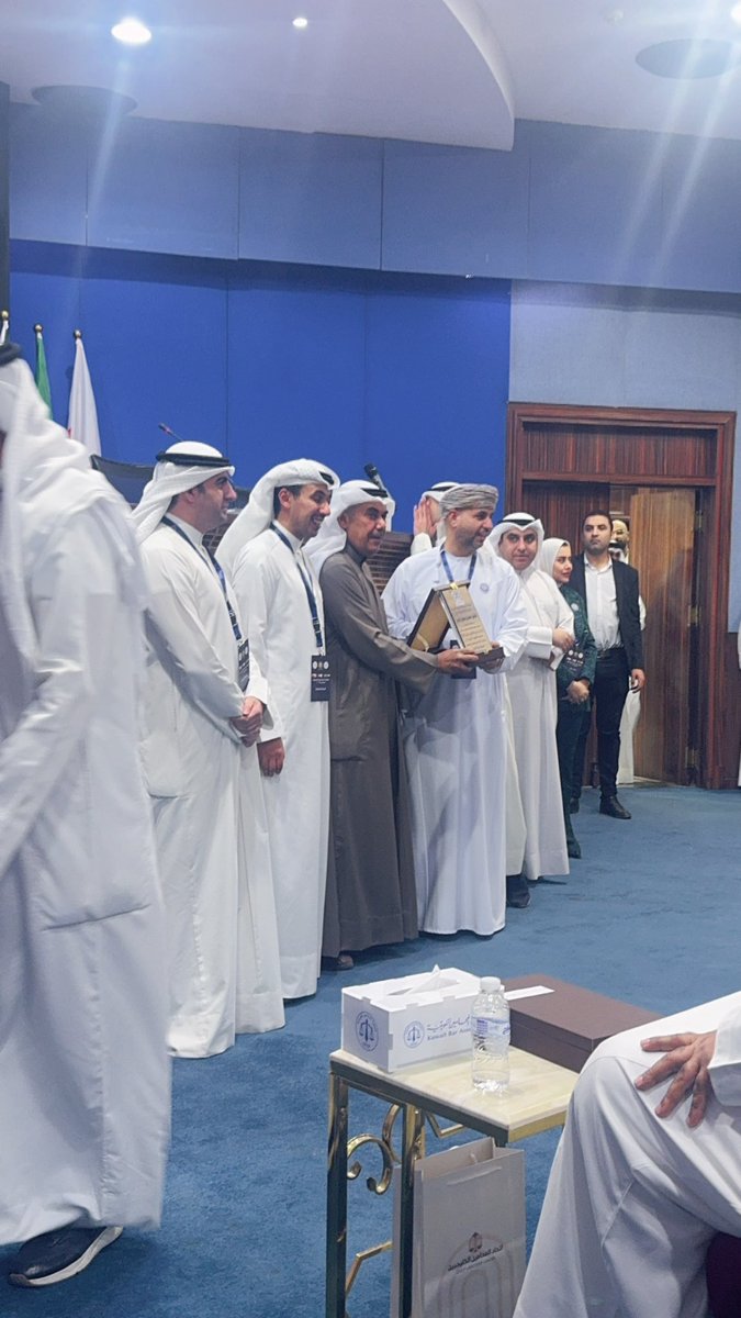 lawyers_society's tweet photo. تكريم خاص للزملاء المحامين وشمل التكريم الدكتور سعيد الريسي نائب رئيس جمعية المحامين العمانية لشؤون المهنة والاستاذ مهند العامري رئيس لجنة التدريب بالجمعية من قبل الاخوة الزملاء في  #جمعية_المحامين_الكويتية على هامش ملتقى المحامين والقانونيين الخليجيين بالكويت https://t.co/bG77qXFg2t