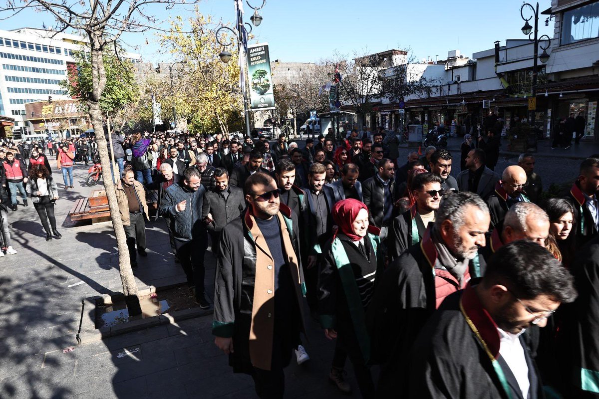 BitlisBarosu's tweet photo. Diyarbakır Barosu tarafından düzenlenen Tahir ELÇİ anma programına Baro başkanımız Av. Gülhan Bayram SEKMEN, Başkan Yardımcımız Av. M. Emin ACAR, Genel Sekreterimiz Av. Raci ERKOÇ, Yönetim Kurulu üyelerimiz Av. Cennet DURMUŞ, Av. Önder KIZILTEPE https://t.co/b0LKuE3yAC