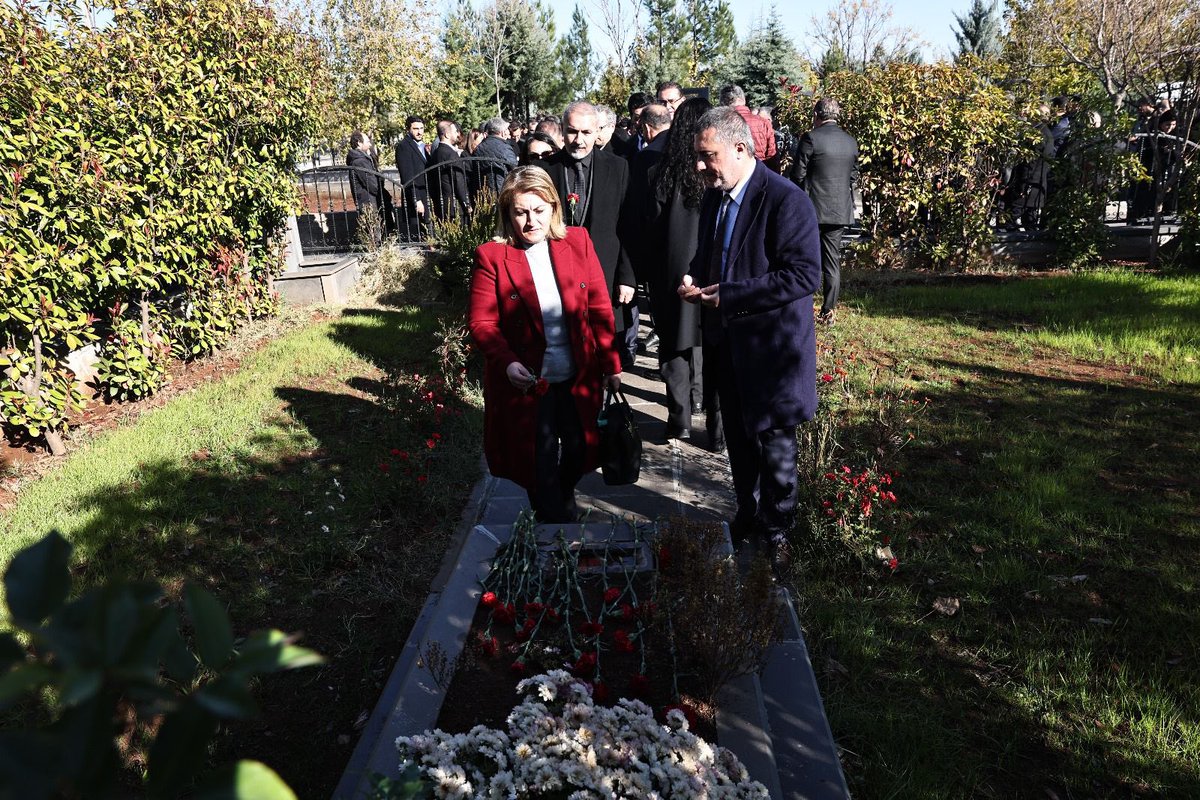 BitlisBarosu's tweet photo. Diyarbakır Barosu tarafından düzenlenen Tahir ELÇİ anma programına Baro başkanımız Av. Gülhan Bayram SEKMEN, Başkan Yardımcımız Av. M. Emin ACAR, Genel Sekreterimiz Av. Raci ERKOÇ, Yönetim Kurulu üyelerimiz Av. Cennet DURMUŞ, Av. Önder KIZILTEPE https://t.co/b0LKuE3yAC