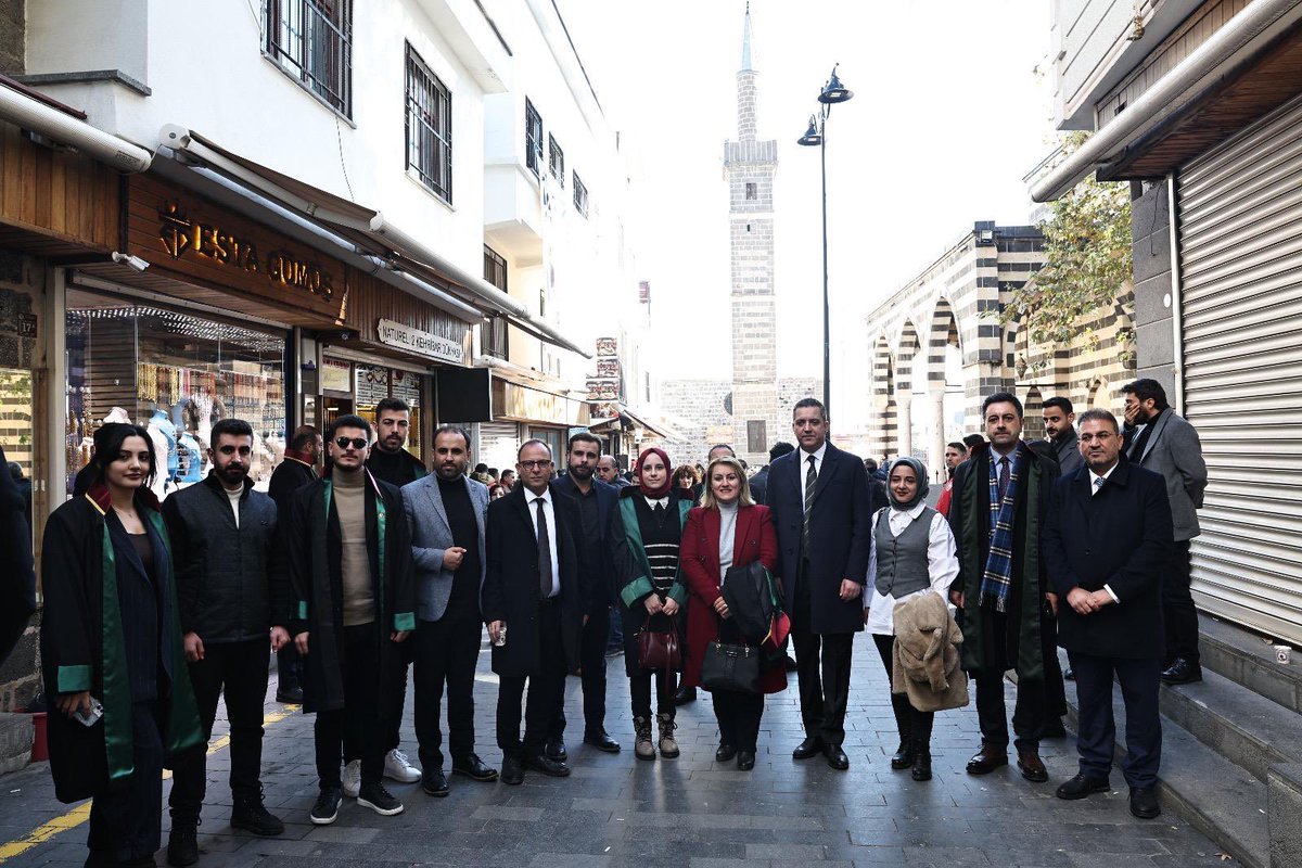 BitlisBarosu's tweet photo. Diyarbakır Barosu tarafından düzenlenen Tahir ELÇİ anma programına Baro başkanımız Av. Gülhan Bayram SEKMEN, Başkan Yardımcımız Av. M. Emin ACAR, Genel Sekreterimiz Av. Raci ERKOÇ, Yönetim Kurulu üyelerimiz Av. Cennet DURMUŞ, Av. Önder KIZILTEPE https://t.co/b0LKuE3yAC