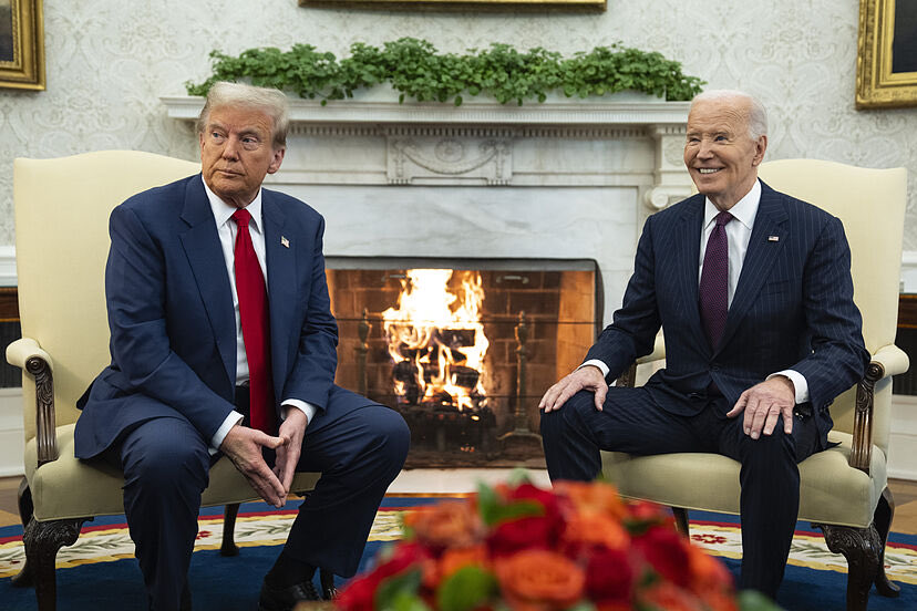 bookishinmidli1's tweet image. One looks like the face of someone having an internal reckoning once they know the jig is up 😂 and the other is the face of someone giddy with excitement because they know the jig is up 😂