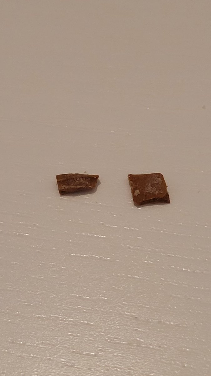 mad_cassis's tweet photo. Dans le petit pain aux fruits et au yogourt acheté chez vous @coop_ch j’ai trouvé des écorces de noix 😱 Comment est-ce possible ? J’aurais pu me casser une dent ! #SAV #consommateurs #coop #supermarché #probleme #insatisfaction https://t.co/eDtUswQoMd