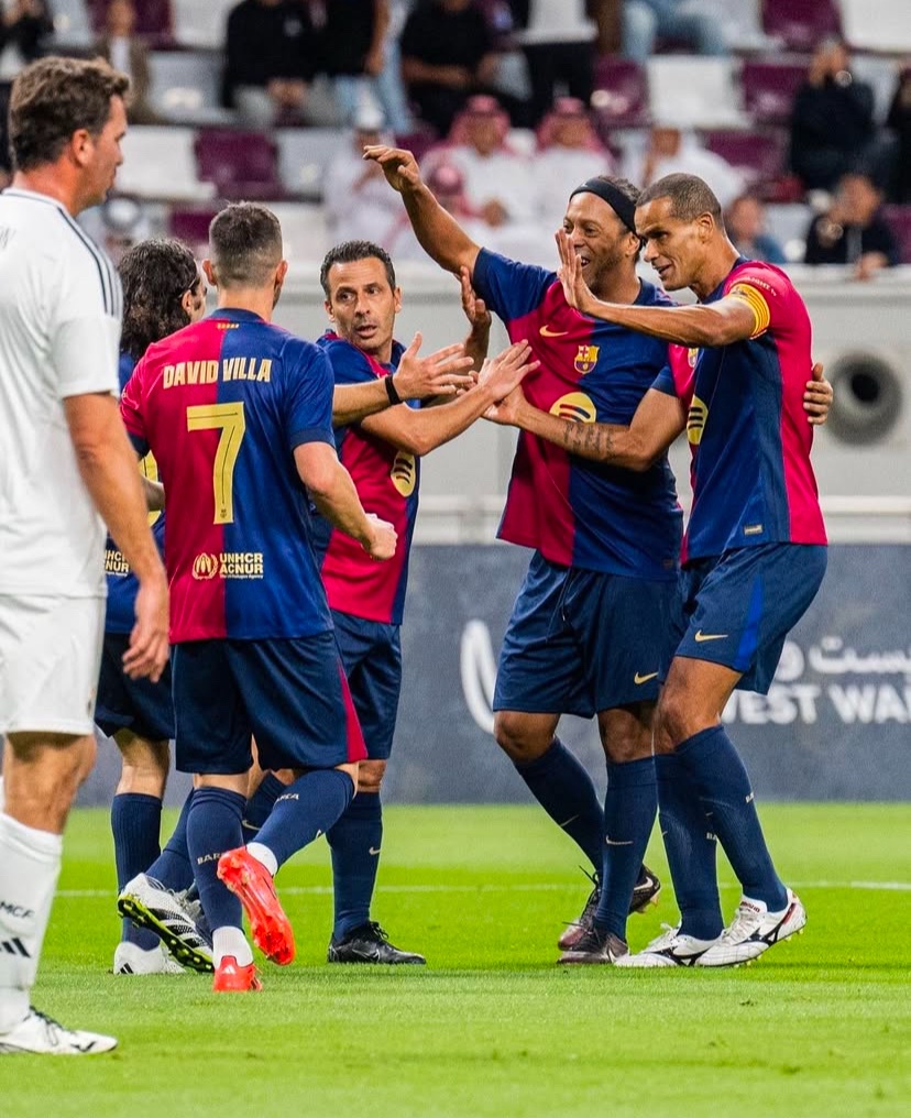 CanalBarcaBR's tweet photo. Barça Legends em El Clásico! 💙 https://t.co/7ZiPoE0jnp
