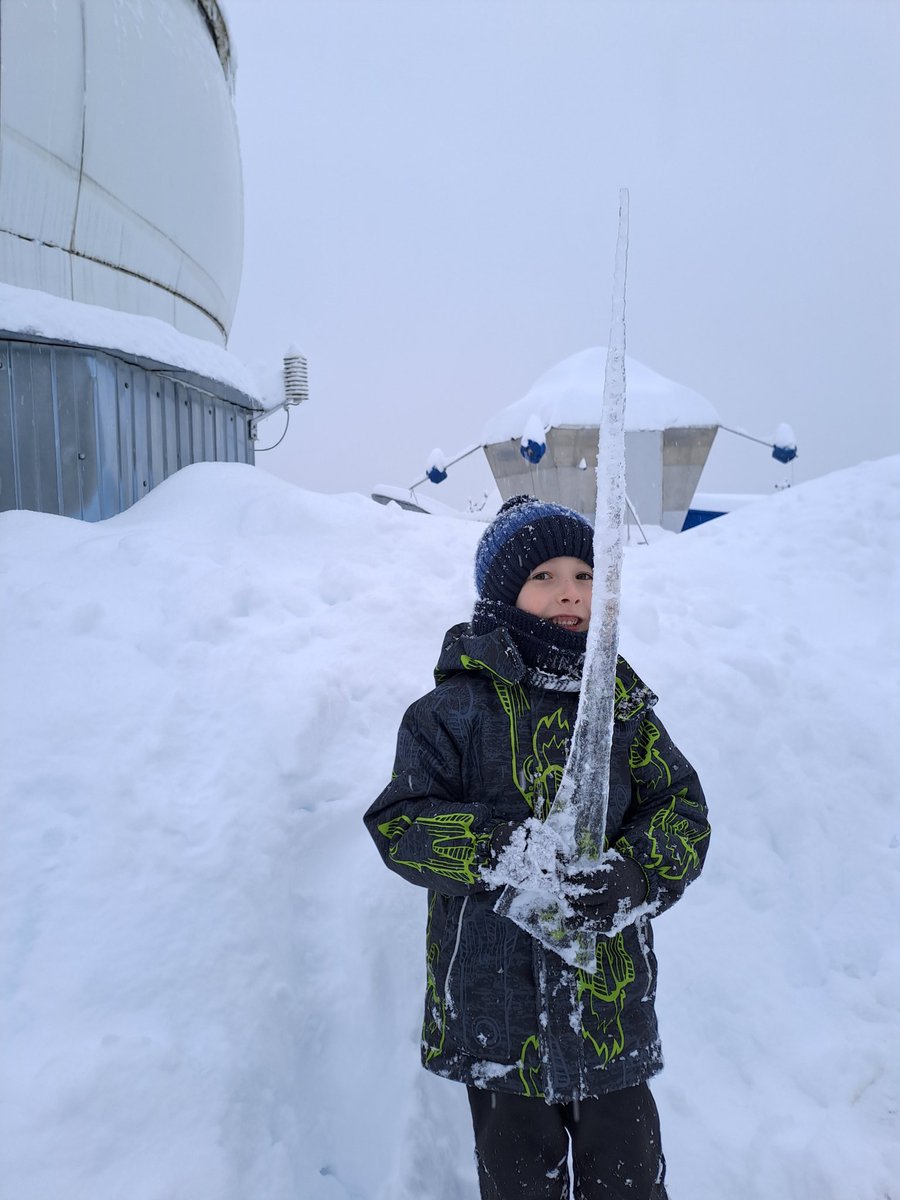 Нас завалило снегом, сынец вывезен на работу, где была найдена царская сосуля, вот это я понимаю.