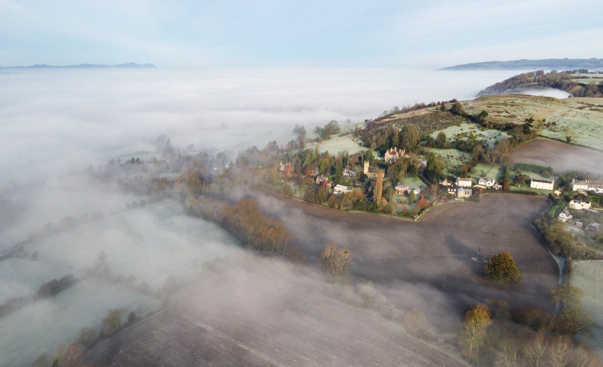 Oskar_Brennan's tweet photo. The village of #Woolstone rising out of the fog filling the #SevernValley this morning, with the #Malverns just visible on the horizon 😍
-
@StormHour @DaveThroup @UKWX_ #StormHour #Fog https://t.co/NKZVxAtT7Y