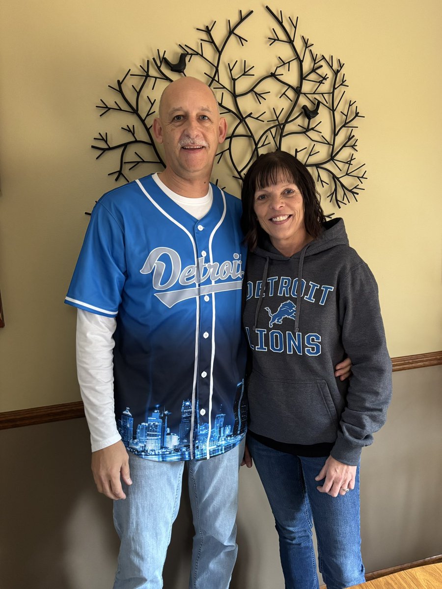 BoosterTim's tweet image. Happy Thanksgiving everyone… snacks are here and game is going great… #OnePride #Thanksgiving @Lions #Snacks