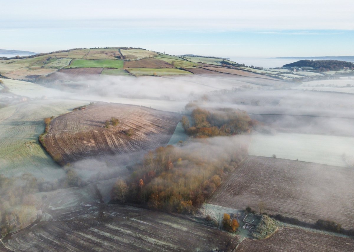 Oskar_Brennan's tweet photo. The village of #Woolstone rising out of the fog filling the #SevernValley this morning, with the #Malverns just visible on the horizon 😍
-
@StormHour @DaveThroup @UKWX_ #StormHour #Fog https://t.co/NKZVxAtT7Y