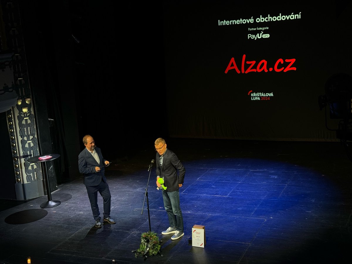 Kristalovka's tweet photo. V kategorii Internetové obchodování vítězí @Alzacz. Přichází Petr Bena a přebírá cenu od Martina Prunnera, generálního ředitele společnosti PayU- partnera kategorie. Na 🥈 místě @Zasilkovna a na🥉 @knihydobrovsky. #kristalovka @BenaPb https://t.co/zLMDbkX7Bg