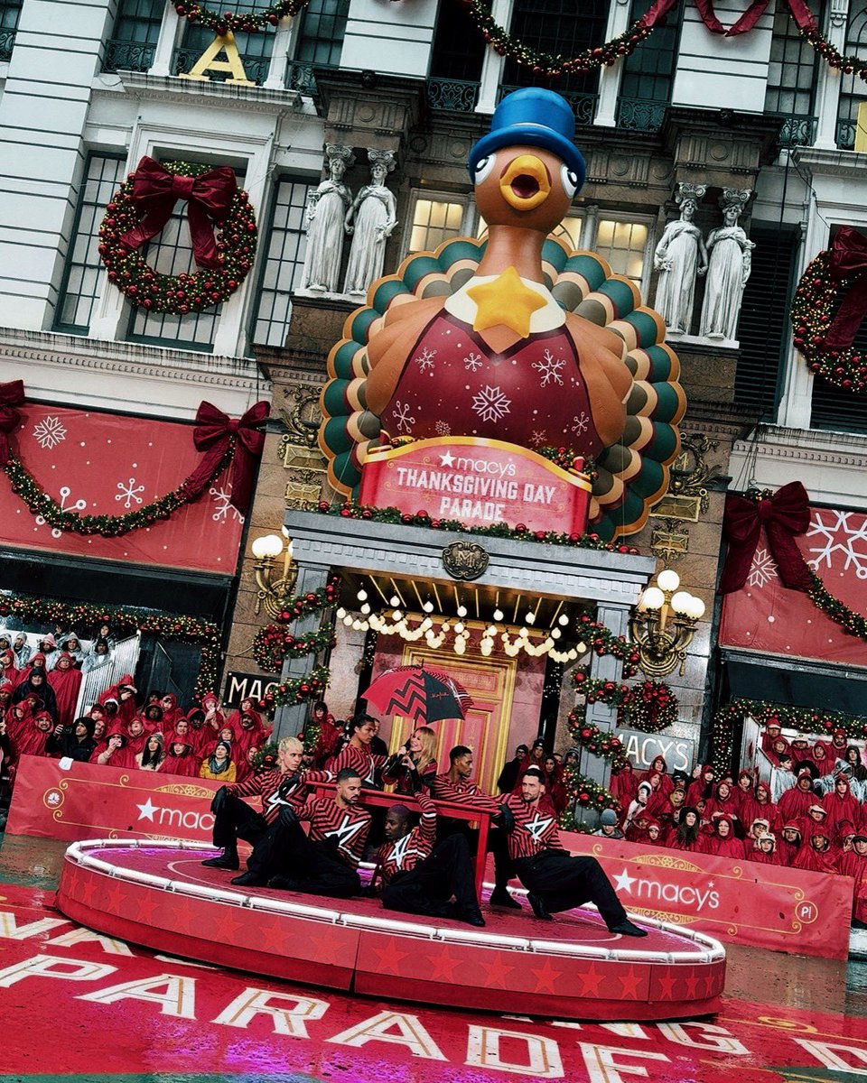 kylieminogue's tweet photo. Happy Thanksgiving ❤️ @Macys that was amazzzinggg!! What rain????! 😂✨ See you next year on tour 😘😘 https://t.co/9xbJ0cKO0f
