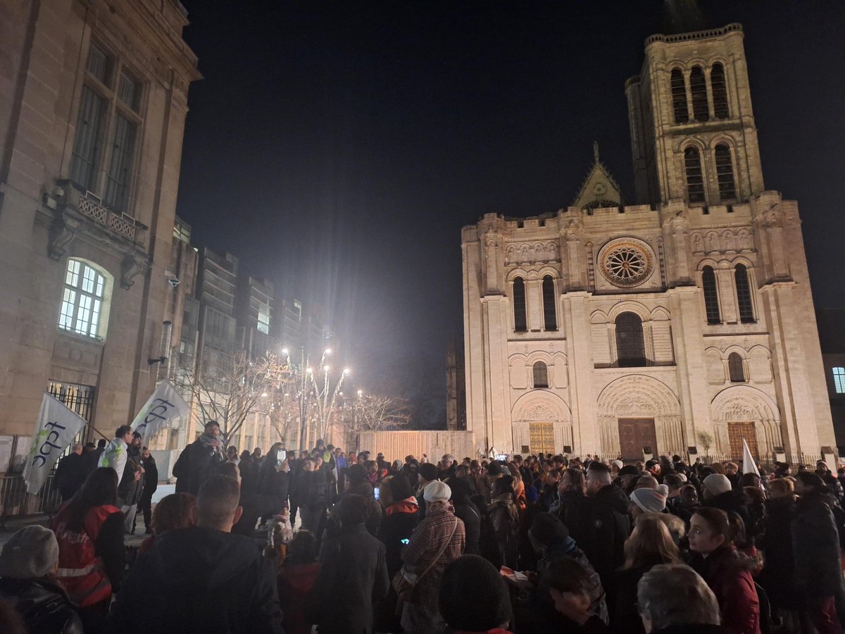 Du monde au rassemblement en soutien à la grève des agent•es périscolaires devant la mairie ce soir ✊ Hanotin doit céder à leurs revendications légitimes 📣