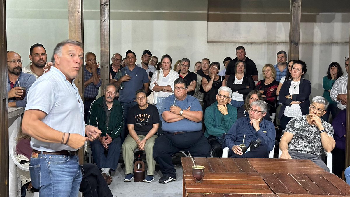 alejoumpierrez's tweet photo. PLANIFICANDO MAYO : ayer nos reunimos más de 60 Compañeros integrantes del ejecutivo departamental, alcaldes, ediles y secretarios de juntas locales planificando el tramo final de gestión del gobierno departamental para acelerar a fondo la gestión. Fue una reunión riquísima con toda la manija y más de 20 compañeros que intervinieron y se sacaron estupendos insumos para mejorar la gestión.
Lammetames continuar este procesos de cambios y ganar una vez el gobierno departamental para seguir cambiando Rocha. ¡Con todos los motores prendidos arrancamos !