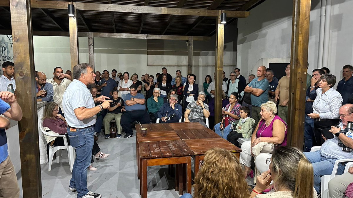 alejoumpierrez's tweet photo. PLANIFICANDO MAYO : ayer nos reunimos más de 60 Compañeros integrantes del ejecutivo departamental, alcaldes, ediles y secretarios de juntas locales planificando el tramo final de gestión del gobierno departamental para acelerar a fondo la gestión. Fue una reunión riquísima con toda la manija y más de 20 compañeros que intervinieron y se sacaron estupendos insumos para mejorar la gestión.
Lammetames continuar este procesos de cambios y ganar una vez el gobierno departamental para seguir cambiando Rocha. ¡Con todos los motores prendidos arrancamos !