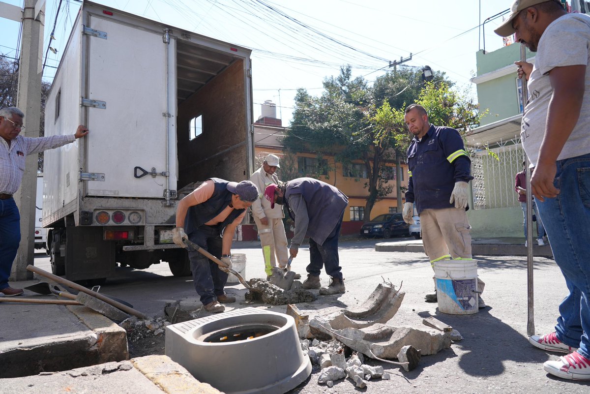 SEGIAGUA's tweet photo. 🚰 ¡Hoy nos encontramos en la Colonia San Pedro Xalpa I y II! 

Durante el recorrido de #CasaXCasa, encabezado por el Secretario de esta Dependencia, José Mario Esparza, escuchamos de cerca tus necesidades y la brigada de atención realizó el desazolve y cambio de coladera en las calles de la zona. 

🤝 La #SecretaríaDeGestiónDelAgua #TrabajaParaTi a fin de mejorar los servicios en tu colonia.

#GobiernoCercano #AtenciónDirecta #SEGIAGUA