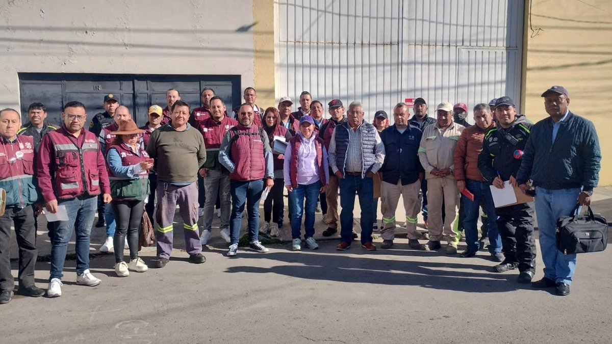 SEGIAGUA's tweet photo. 🚰 ¡Hoy nos encontramos en la Colonia San Pedro Xalpa I y II! 

Durante el recorrido de #CasaXCasa, encabezado por el Secretario de esta Dependencia, José Mario Esparza, escuchamos de cerca tus necesidades y la brigada de atención realizó el desazolve y cambio de coladera en las calles de la zona. 

🤝 La #SecretaríaDeGestiónDelAgua #TrabajaParaTi a fin de mejorar los servicios en tu colonia.

#GobiernoCercano #AtenciónDirecta #SEGIAGUA