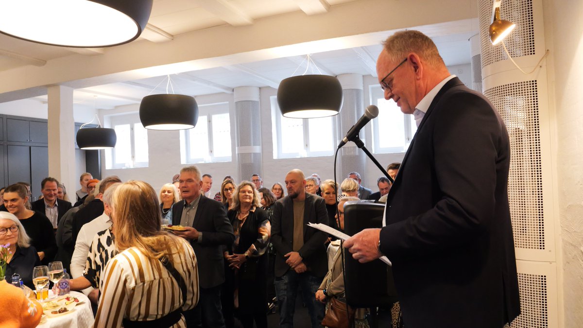 socialpaed's tweet photo. 💫💫 Afskedsreception for vores nu tidligere næstformænd Marie Sonne &amp; Verne Pedersen, der har valgt at gå på pension. I mere end 50 år har I været politisk aktive hos Socialpædagogerne - TAK for indsatsen👏💪 #dksocial https://t.co/jnfwrPkTaO