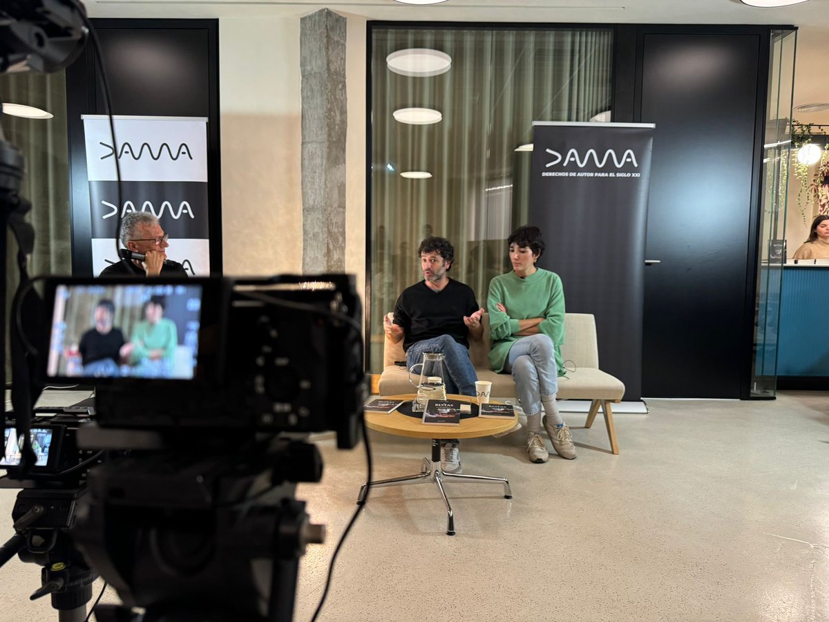 DAMAUTOR's tweet photo. Isabel Peña y Rodrigo Sorogoyen presentan el guion de ‘As bestas’, la nueva publicación de @setentateclas con el apoyo de DAMA.

¡Un verdadero éxito de público! Muy pronto podréis disfrutar del encuentro, moderado por @clopezguionista, en nuestro canal de YouTube. https://t.co/RSoaqFsT0f