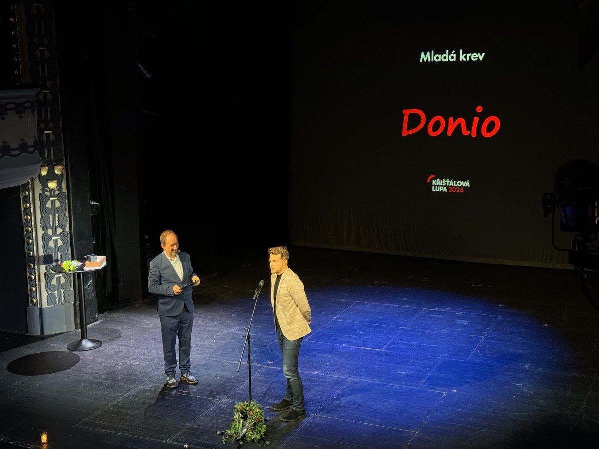 Křišťálová Lupa 2024 (@kristalovka) on Twitter photo V kategorii Mladá krev prvenství obhájila dárcovská platforma <a href="/doniocz/">doniocz</a>. Cenu jejímu zakladateli <a href="/ProchyDavid/">David Procházka</a> předala výkonná ředitelka <a href="/czechitas/">Czechitas</a> Senta Čermáková. 🥈 Václav Staněk (<a href="/Vaclav_Stanek_/">Václav Staněk</a>) 🥉 Nevyhasni #kristalovka V kategorii Mladá krev prvenství obhájila dárcovská platforma <a href="/doniocz/">doniocz</a>. Cenu jejímu zakladateli <a href="/ProchyDavid/">David Procházka</a> předala výkonná ředitelka <a href="/czechitas/">Czechitas</a> Senta Čermáková. 🥈 Václav Staněk (<a href="/Vaclav_Stanek_/">Václav Staněk</a>) 🥉 Nevyhasni #kristalovka