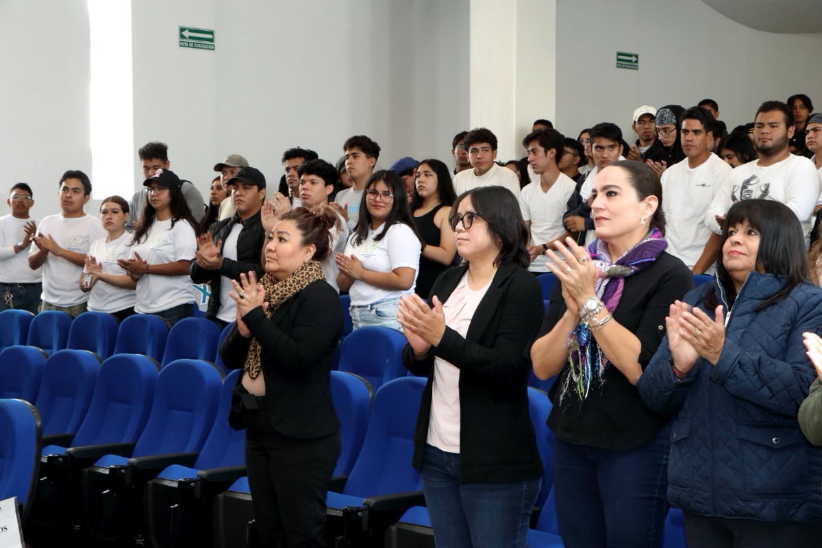 uaemorelos's tweet photo. 🎉 ¡Hoy celebramos el #DíaDelIngenieroQuímico en la @fcqeiuaemmx!
Con rallys, conferencias como "La química en ciencias forenses" de Dulce Cortés, y la creación de una tabla periódica monumental, reconocemos el talento químico. 🧪🌟 #OrgulloUAEM https://t.co/MHDSDc6r4g