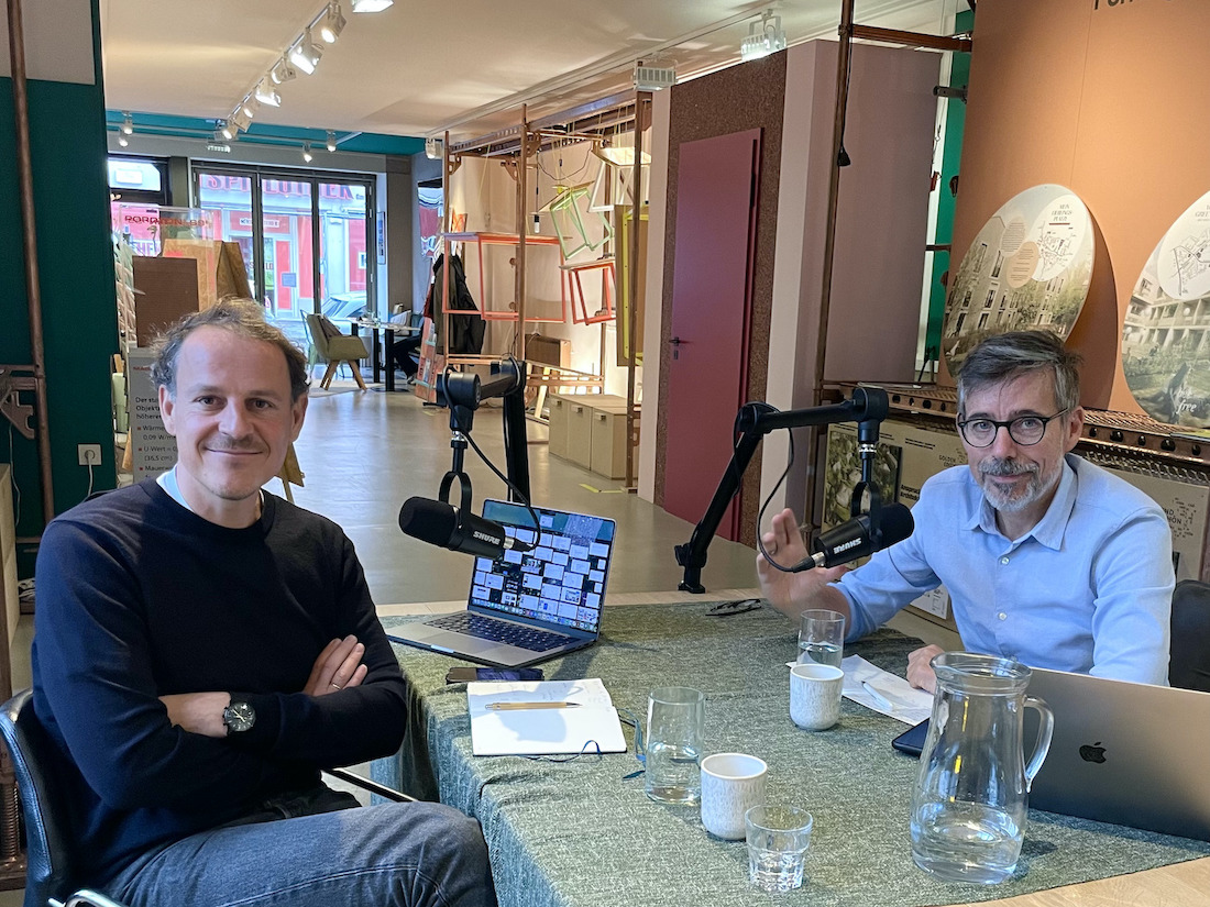 Mucbook (@mucbook) on Twitter photo 🚗 Wie sieht Münchens Zukunft der #Mobilität aus?🍃
Im Podcast sprechen wir mit MCube-Leiter <a href="/OBeckmann/">Oliver May-Beckmann</a> über Carsharing, verkehrsberuhigte Straßen und autonome Fahrzeuge made in Minga (aka das „Wiesn-Shuttle“)!
mucbook.de/wie-muenchens-… 🚗 Wie sieht Münchens Zukunft der #Mobilität aus?🍃
Im Podcast sprechen wir mit MCube-Leiter <a href="/OBeckmann/">Oliver May-Beckmann</a> über Carsharing, verkehrsberuhigte Straßen und autonome Fahrzeuge made in Minga (aka das „Wiesn-Shuttle“)!
mucbook.de/wie-muenchens-…