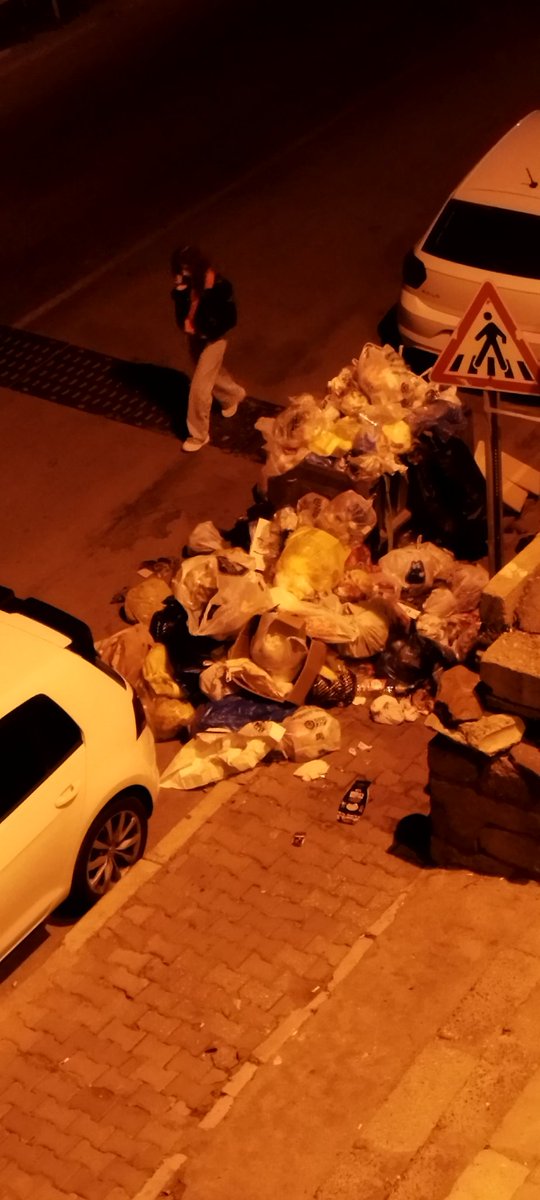 gokmentunca's tweet photo. Bu mudur belediyecilik? çöplerden kaldırımda yürünemiyor Bayraklı Gümüşpala 7000 sokak https://t.co/7xCjEEvfyn
