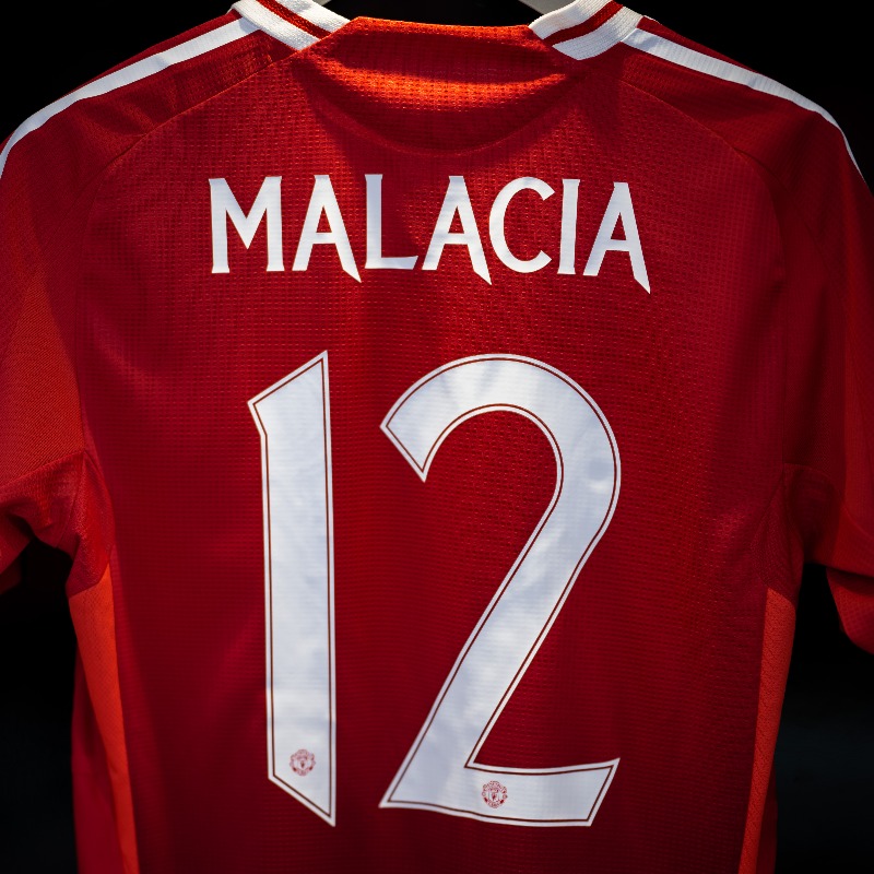 ManUtd's tweet photo. Back in the XI! 🫶

🔴 @TyrellMalaciia

#MUFC || #UEL