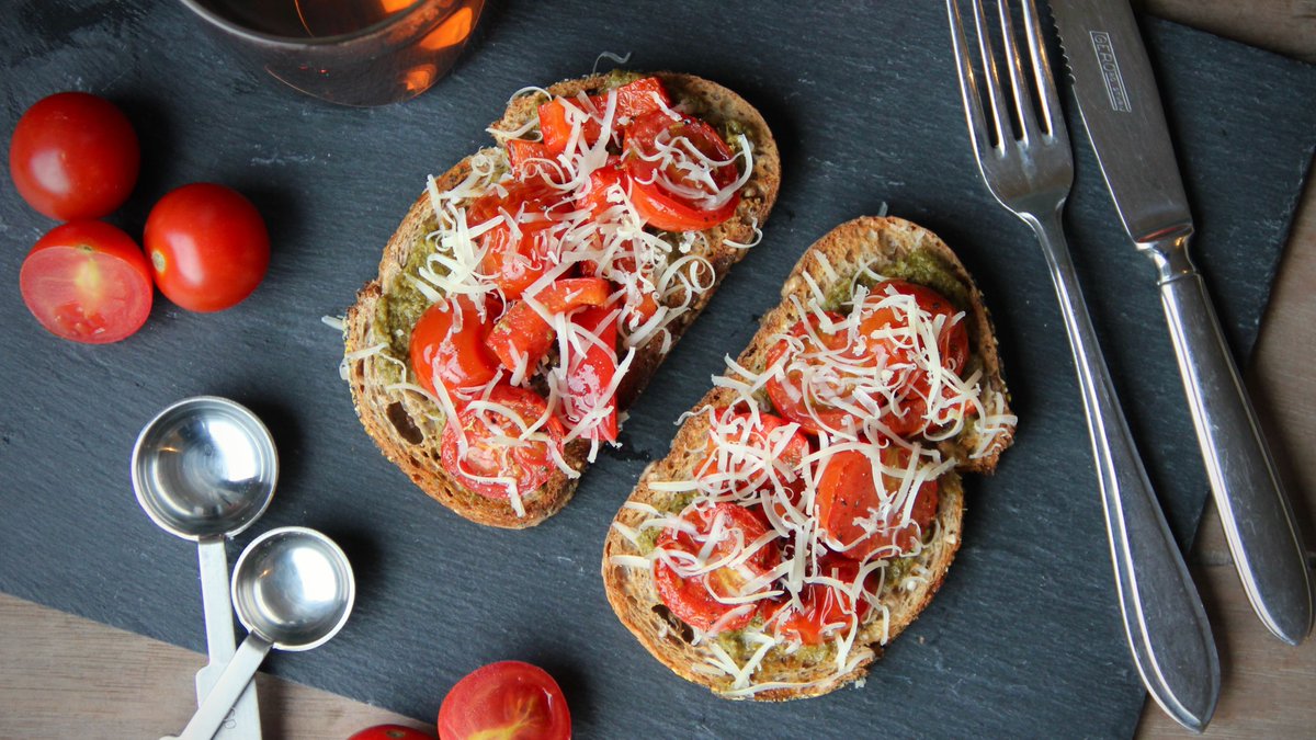 EetmanNL's tweet photo. Een heerlijk warm broodje met groene pesto, in de Airfryer gegrilde paprika, cherrytomaat en geraspte oude kaas. Deze toast ga je zeker lekker vinden. Had ik al gezegd dat het in 20 minuten klaar is?
https://t.co/08WTRZe79Q https://t.co/yk5K8sIjhl