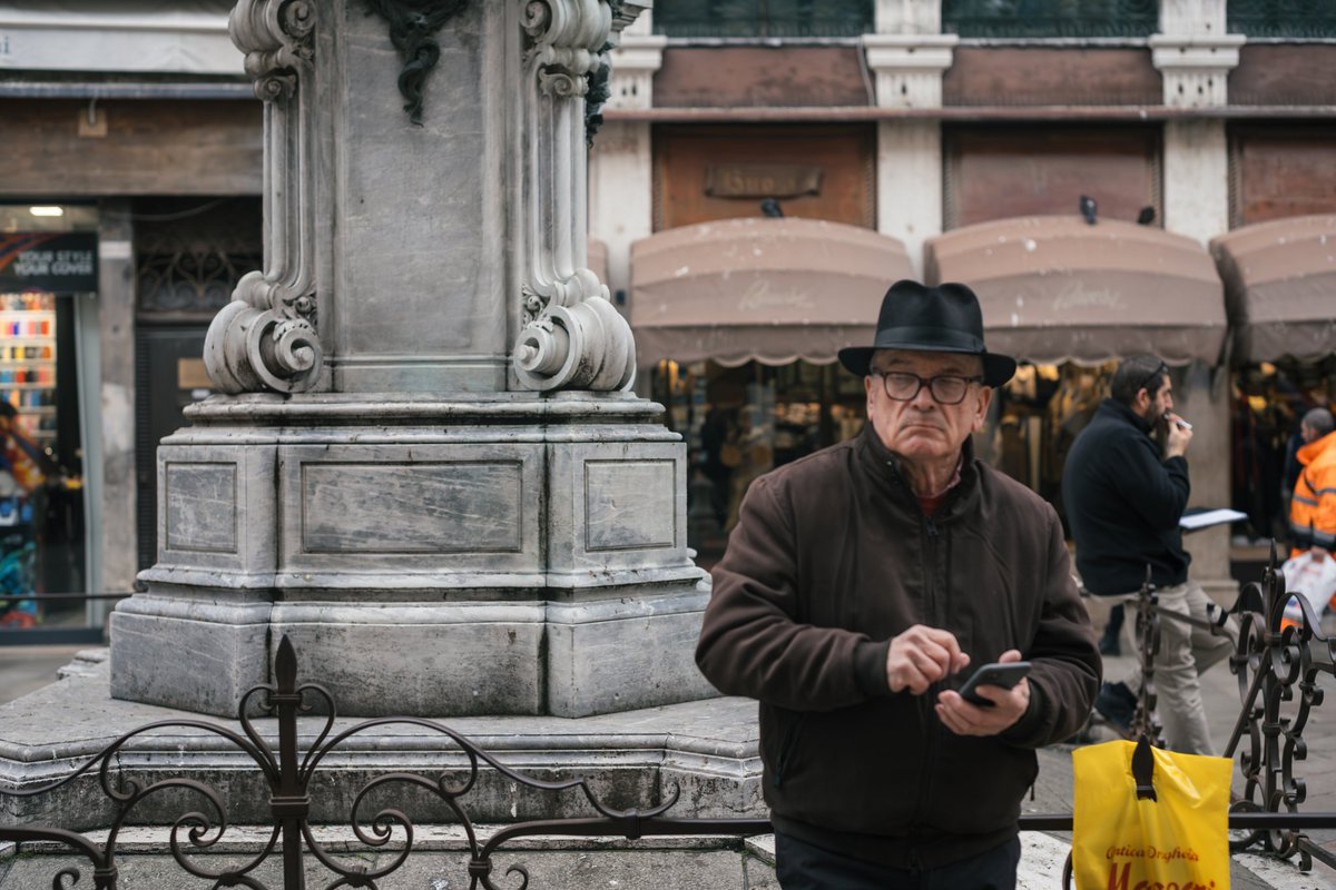 Dgdave76's tweet photo. #leica #35mm #agfacolor #venezia #veneziani #pochi #sempremeno #ilovepeople #fotografopersone #callidivenezia #leicavenezia #streetphotography #fotografia #colori #profumi #venice #fotografia #quotidianità #portrait https://t.co/88zZkfZ0PV