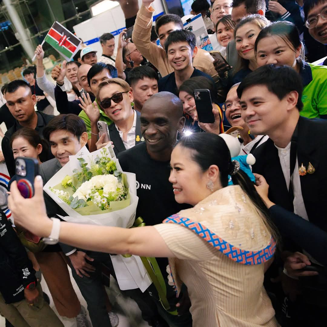 mukua_karimi's tweet photo. BANGKOK, THAILAND, THURSDAY 28th NOVEMBER 2024.

Our G.O.A.T Eliud Kipchoge continues to inspire people in Bangkok ahead of Thailand Marathon to be held this Sunday 1st December.

#EliudKipchoge #Eliud #running https://t.co/PVg9IdZBkH