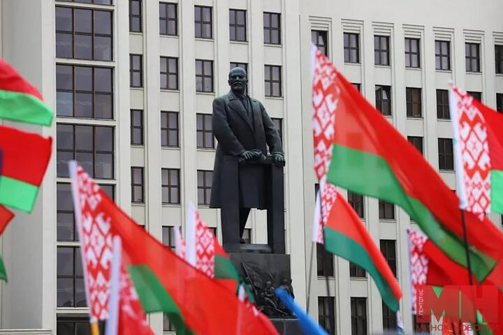 franakviacorka's tweet photo. Belarusian resistance for freedom flies under the national ⚪️🔴⚪️ flag. But Lukashenka clings to post-Soviet state symbols of Belarus as a sign of his oppressive power. Since 2020, over 40 Belarusians have been sentenced to a total of 118 years for 'desecrating state symbols'. https://t.co/oTslILYZdM