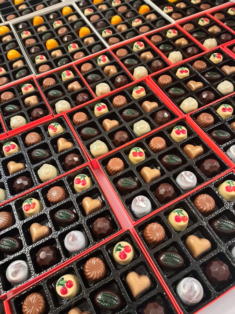 Lloyds_Choc's tweet photo. Our Christmas Market events this weekend include
Saturday 30/11 @TheEdgeWigan, &amp; @HoghtonTower
Sunday 01/12 Helmshore Mill Farmers Market and Hoghton Tower 

We are really looking forward to the festive markets they are always lots of fun, available online https://t.co/rJLpbDmkgn https://t.co/V4gSSELAcI