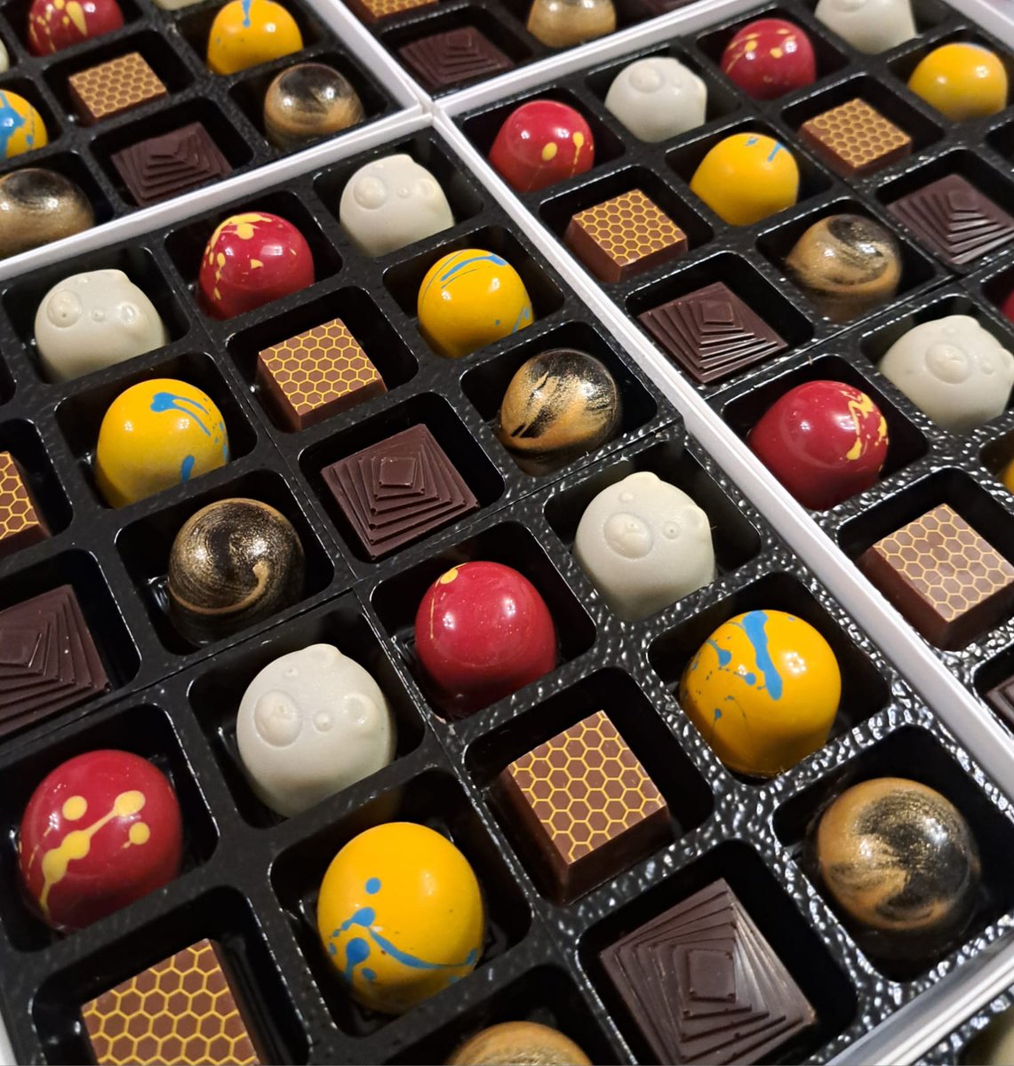 Lloyds_Choc's tweet photo. Our Christmas Market events this weekend include
Saturday 30/11 @TheEdgeWigan, &amp; @HoghtonTower
Sunday 01/12 Helmshore Mill Farmers Market and Hoghton Tower 

We are really looking forward to the festive markets they are always lots of fun, available online https://t.co/rJLpbDmkgn https://t.co/V4gSSELAcI