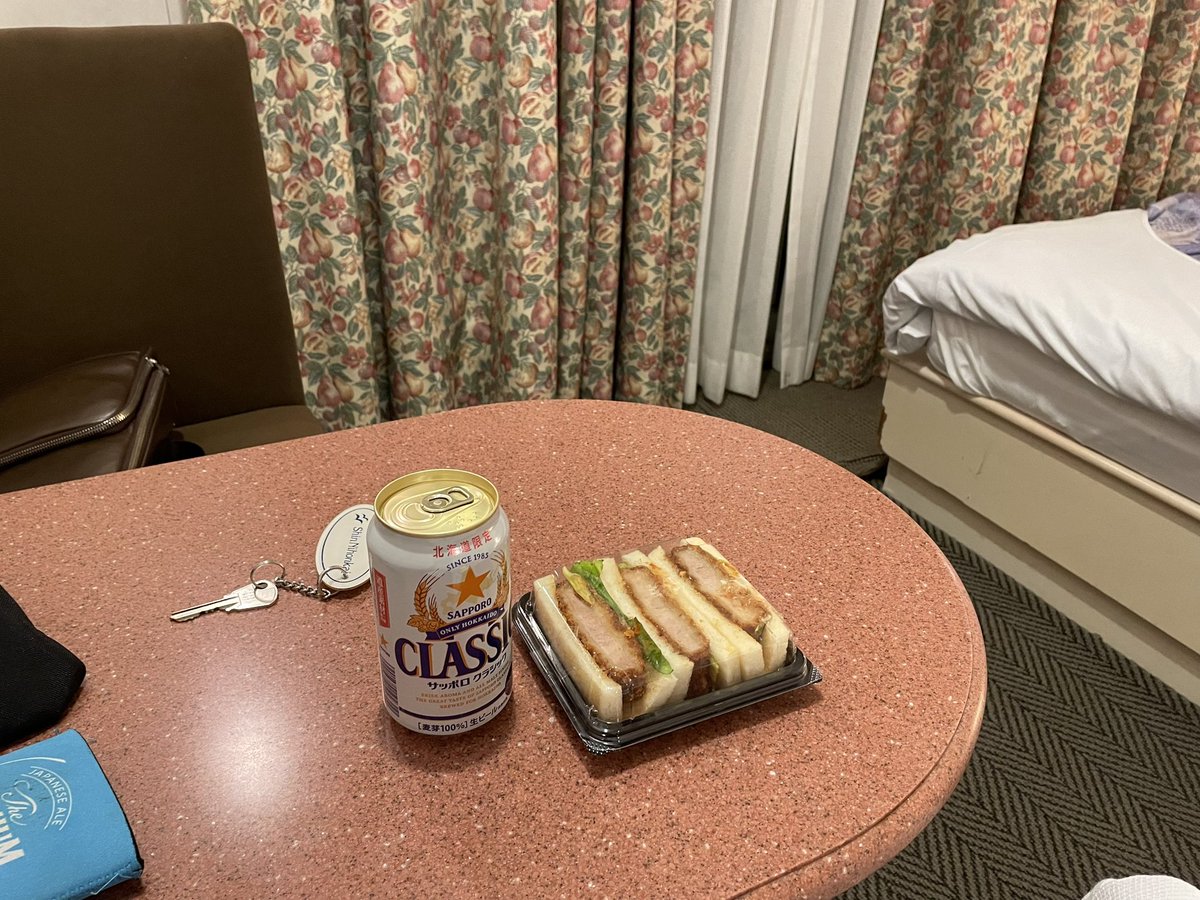 trainfridaylion's tweet photo. どうせ眠れないので、この時間から飲む。
ちなみに、船内の売店に25度の黒霧島1800mlパックが売っててびっくり🫢 https://t.co/tVGfLN84qB