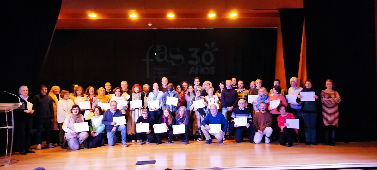 FASaragon's tweet photo. 🎉 Entregamos diplomas de agradecimiento 🎓 a las 59 entidades miembro de la FAS 🤝. ¡Gracias por hacer posible nuestro camino y por seguir adelante juntos! 🌟✨ Aún queda mucho por recorrer. 🚀💛 #FAS30Años #SembrandoSolidaridad https://t.co/HuVVbyCgTv