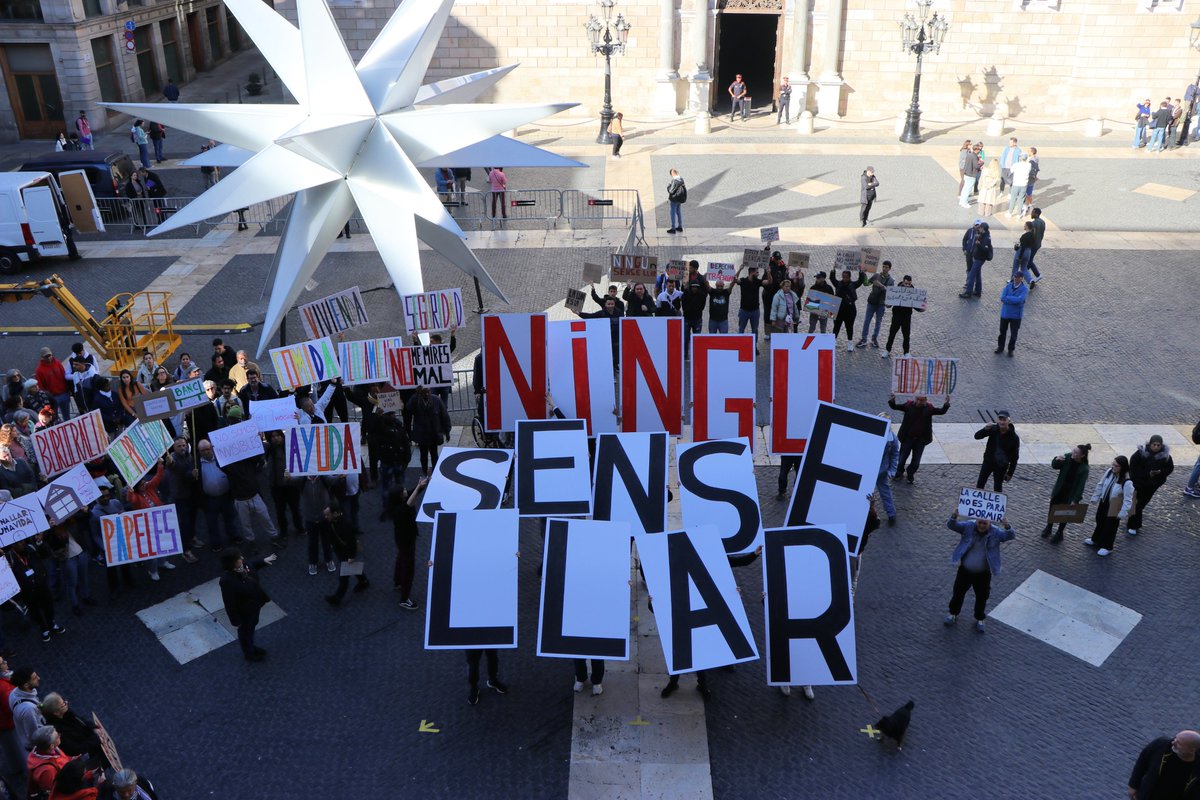 <a href="/Accem_ong/">Accem</a> <a href="/ArrelsFundacio/">Arrels Fundació</a> <a href="/lligamdona_/">@lligamdona</a> <a href="/ProHabitatge/">ProHabitatge</a> <a href="/caliu_d/">Caliu Espai d'Acolliment</a> <a href="/santegidio_ES/">ComunidadSant'Egidio</a> <a href="/Fund_Acollida/">Fundació Acollida i Esperança</a> <a href="/FundacionCepaim/">CONVIVE Fundación Cepaim</a> <a href="/FEngrunes/">Engrunes</a> <a href="/isolidaries/">Iniciatives Solidàries</a> Amb un mosaic humà amb el lema “Ningú sense Llar” hem recordat que tothom té dret a una vida digna. Cal resoldre els problemes estructurals que evitin i minvin les situacions de #sensellarisme on totes les municipis i les diferents Administracions han d’estar implicats.