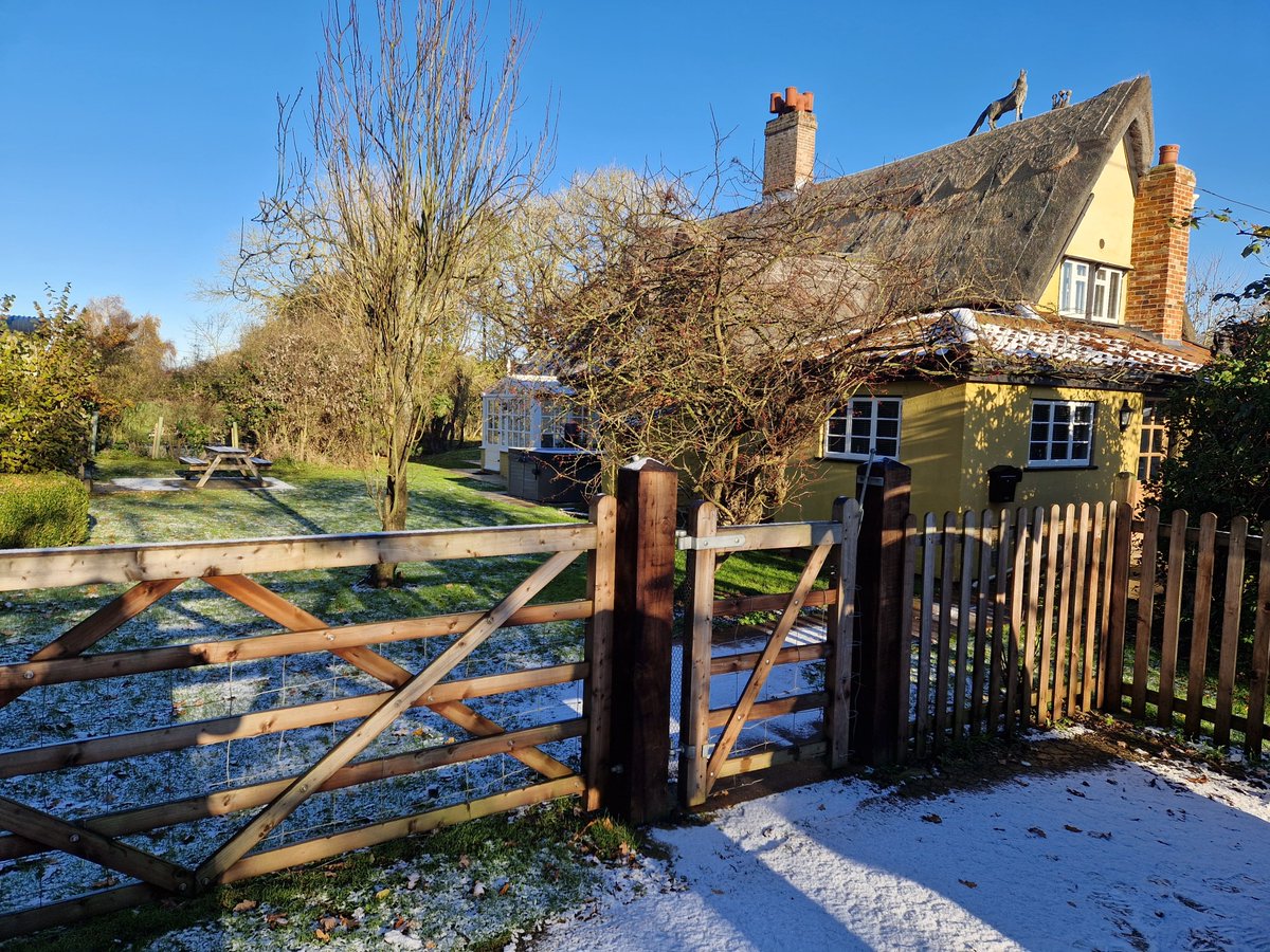 Abbey_Retreat's tweet photo. It's beginning to look a lot like Christmas #burystedmunds #lavenham #holidaycottage #holiday #staycation #hottub #thatched #countryliving #suffolk #holidaywithkids https://t.co/PZUxBObF41
