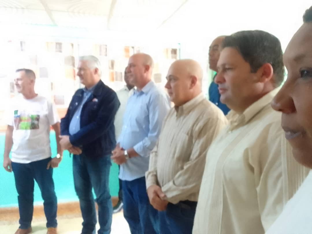 Visita de <a href="/DiazCanelB/">Miguel Díaz-Canel Bermúdez</a> a la provincia Ciego de Ávila, comenzó por la MIPYME estatal Sebioca de la universidad de #CiegodeAvila #Cuba #YoSigoAMiPresidente <a href="/yamila_padron/">Yamila Cruz Padrón</a> <a href="/NexyVelizNaranj/">Nexy Veliz Naranjo</a> @Ivanc73 @OrtelioGle