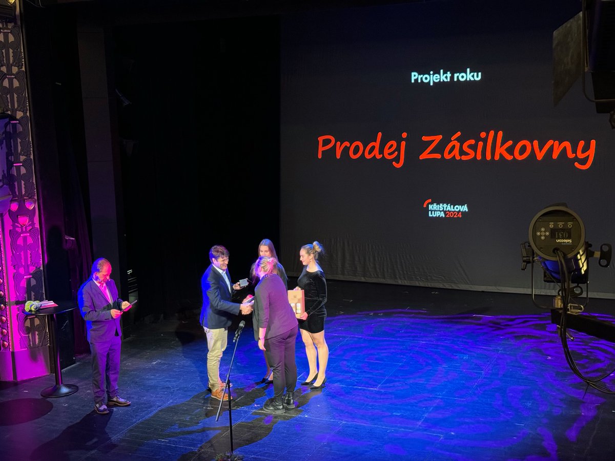 Křišťálová Lupa 2024 (@kristalovka) on Twitter photo Projektem roku je Prodej Zásilkovny. Cenu přebírá z rukou majitele Internet Info Marka Antoše (<a href="/mantos/">Marek Antoš</a>) Barbora Bachmeierová z Nadace Simony Kijonkové. 🥈 projekty Digitalizační projekty MPSV a eDoklady 🥉 DiPSy #kristalovka <a href="/Zasilkovna/">Zásilkovna</a> <a href="/mantos/">Marek Antoš</a> Projektem roku je Prodej Zásilkovny. Cenu přebírá z rukou majitele Internet Info Marka Antoše (<a href="/mantos/">Marek Antoš</a>) Barbora Bachmeierová z Nadace Simony Kijonkové. 🥈 projekty Digitalizační projekty MPSV a eDoklady 🥉 DiPSy #kristalovka <a href="/Zasilkovna/">Zásilkovna</a> <a href="/mantos/">Marek Antoš</a>