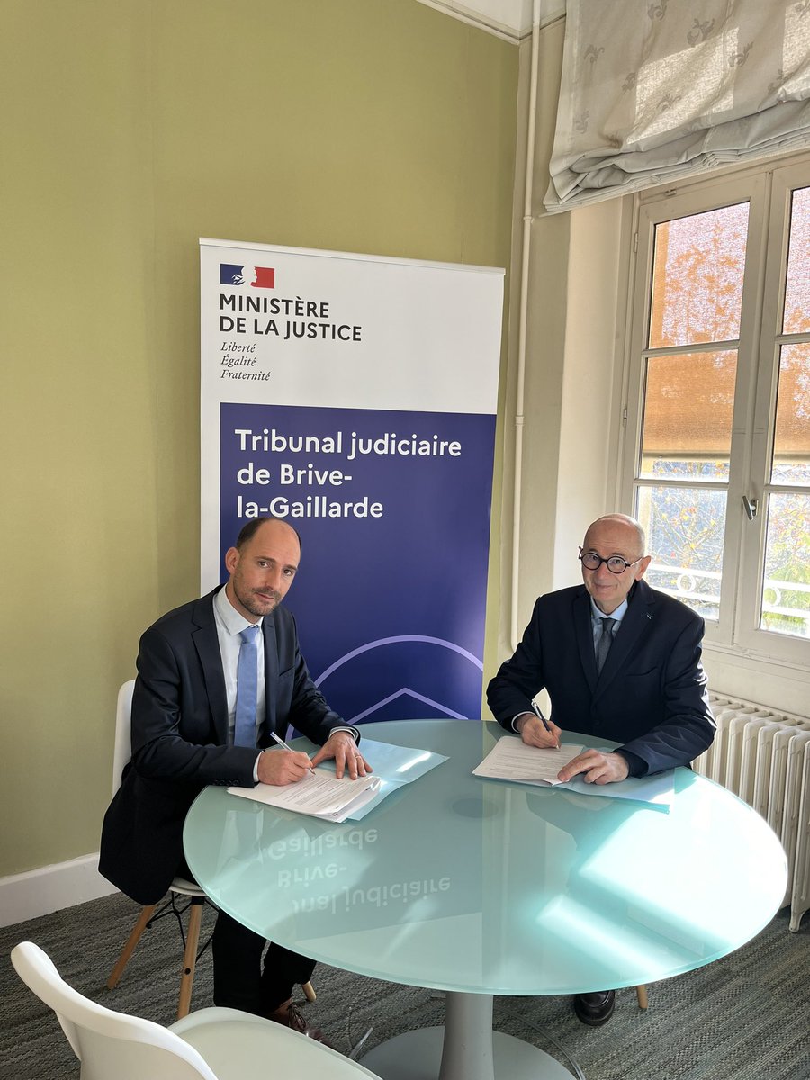 PR_Brive's tweet photo. Signature ce jour d'une convention de « RAO » et d’un protocole de transaction municipale avec le maire de @VilleAllassac 

- Agir avec rapidité et pédagogie contre la délinquance ⚖️
- Renforcer les pouvoirs du maire 📕
- Favoriser le TNR et la réparation ✅

#JusticedeProximité https://t.co/OHqYXFSk4V