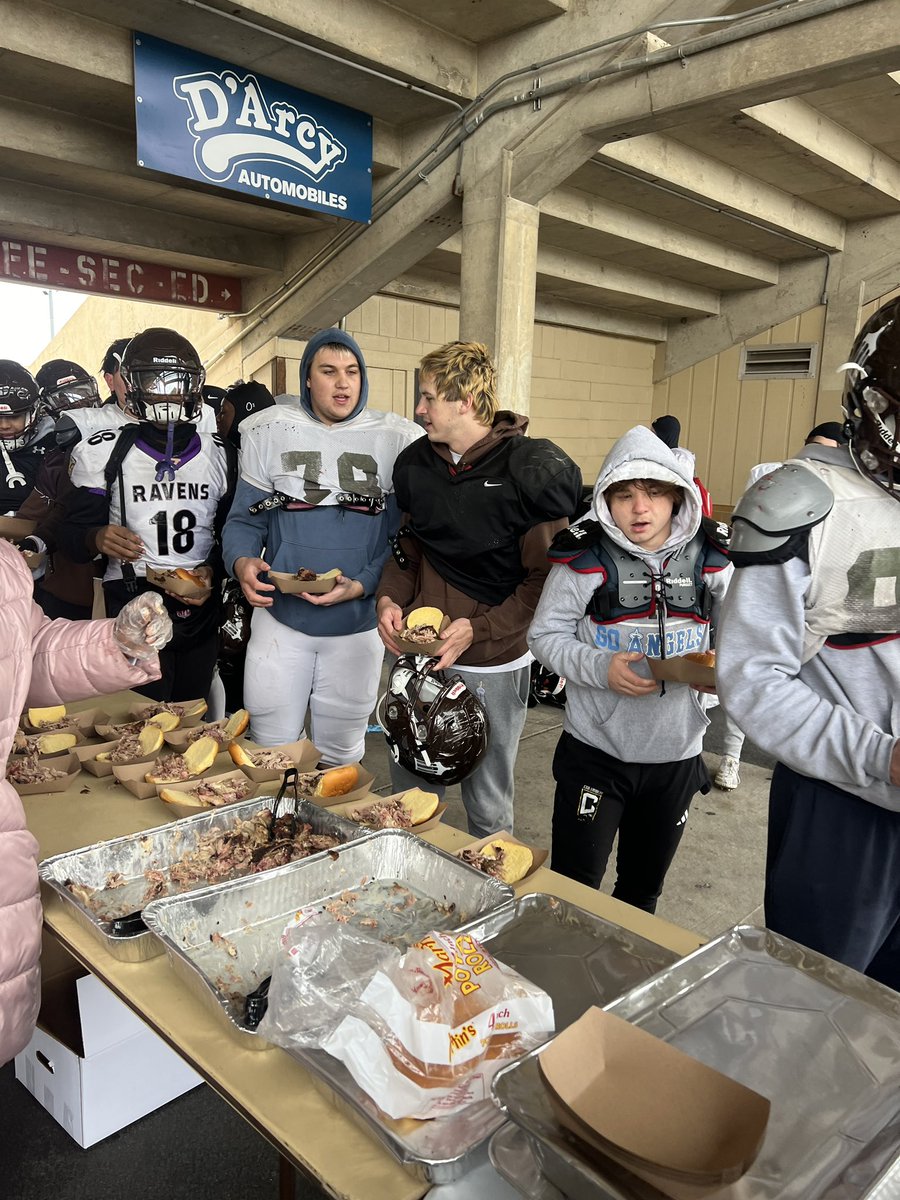 HilltoppersFB's tweet photo. Thank you to Hilltopper Brad Hudetz ‘01 and @stationonebbq for providing today’s post-practice Thanksgiving team meal. #GoHill https://t.co/6i12PKb4eD