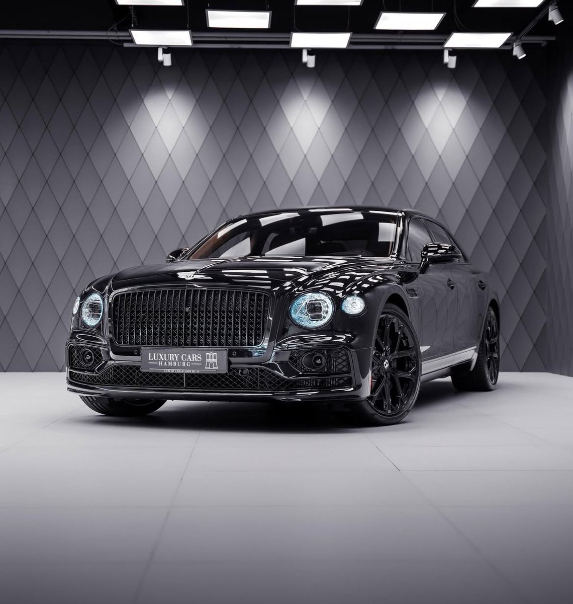 LuxuryCars365's tweet photo. Bentley Flying Spur S 💎 https://t.co/ultxJdgVOV
