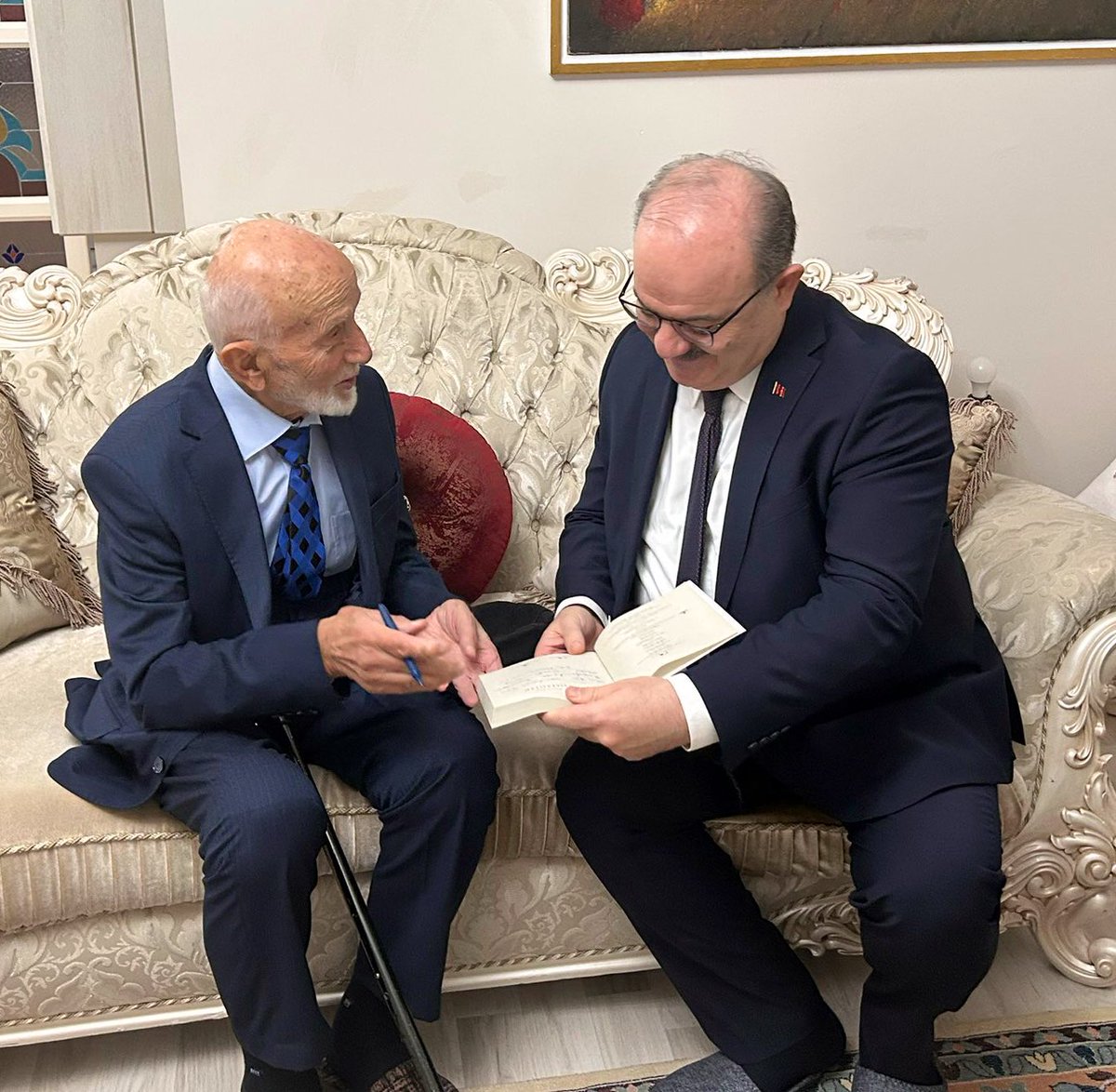 SerdarCam_tr's tweet photo. Türk ilim ve kültür hayatında iz bırakan eserleri, temellerini attığı kurumlar ve yetiştirdiği talebeleri ile “Hocaların Hocası” olan; gençlik yıllarından itibaren ilgilendiği aletli jimnastik, atletizm ve kayak alanlarında girdiği yarışmalarda yirmi kadar kupa ve kırka yakın madalya ile taltif edilen,

“YÖK 2023 İlme ve Talebeye Hizmet Ödülü" sahibi olan İslam Hukuku profesörü, Prof. Dr. Salih Tuğ Hocamızı ziyaret ederek ilminden ve sohbetinden istifade ettik.