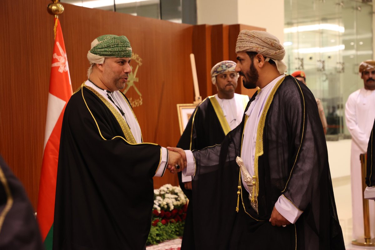 مصافحة صاحب السمو السيد مروان بن تركي آل سعيد محافظ ظفار أثناء التهنئه بالعيد الوطني الرابع والخمسون المجيد.
11/19 /2024