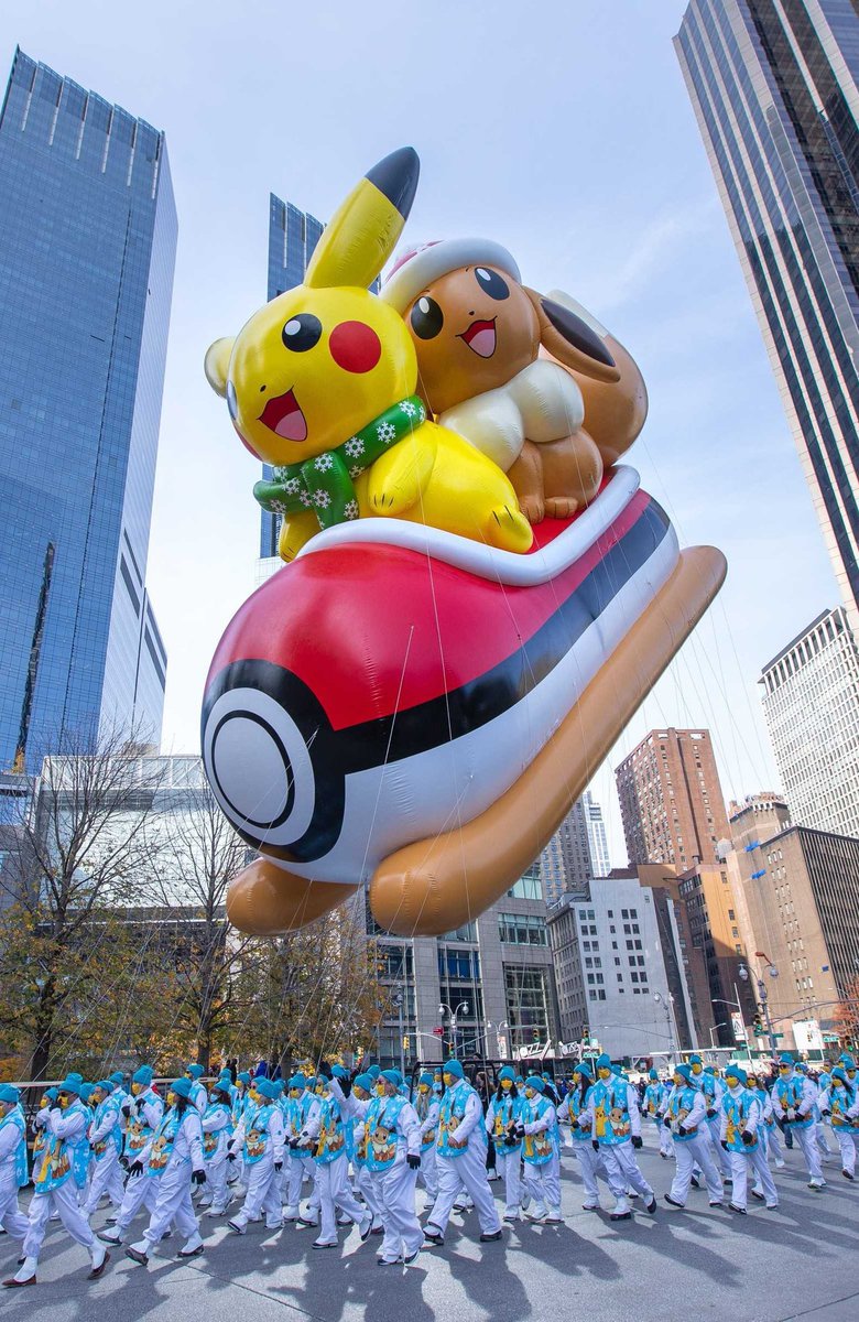 MickDdr's tweet image. Uno de mis días favoritos del año por esta celebración. Goku y Pikachu. 🎈#MacysParade