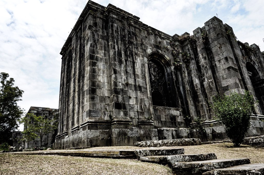 NEW EPISODE - Las Ruinas de Cartago

In this episode, Ayden shares a story that revolves around a forbidden desire that leads to a tragic confrontation, resulting in a curse that haunts a church in Costa Rica.

📸: <a href="/amyscrypt/">Amy's Crypt</a> 

sustopodcast.com/ruinas-de-cart…